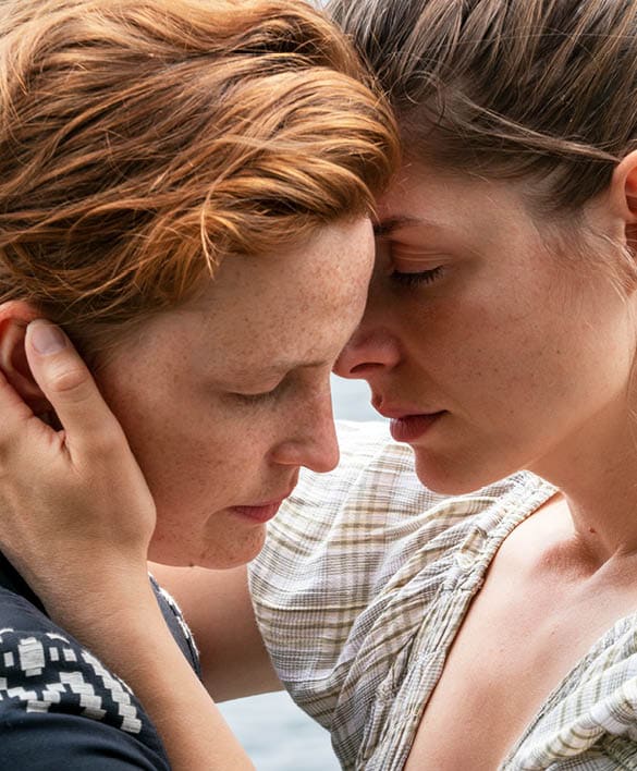 Annika (Eva Maria Jost, l ) und Helena (Katharina Nesytowa, r ): Vers hnung am See 