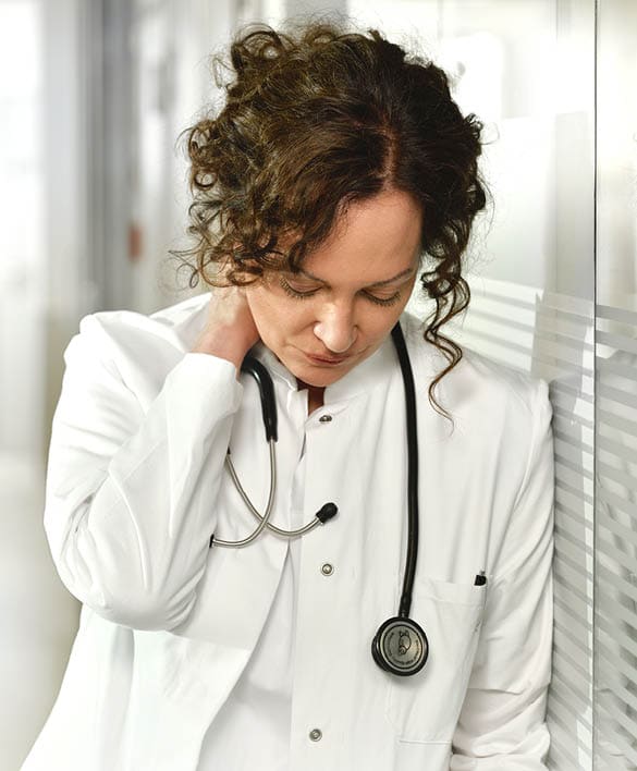 Die ƒrztin Carolin Mellau (Natalia W rner) steht sichtlich abgeschlagen im Flur des Krankenhauses 