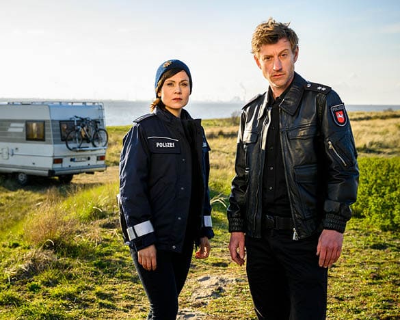 S her  zl g l (Sophie Dal) und Henk Cassens (Maxim Mehmet) ermitteln einen Falschparker in den D nen 