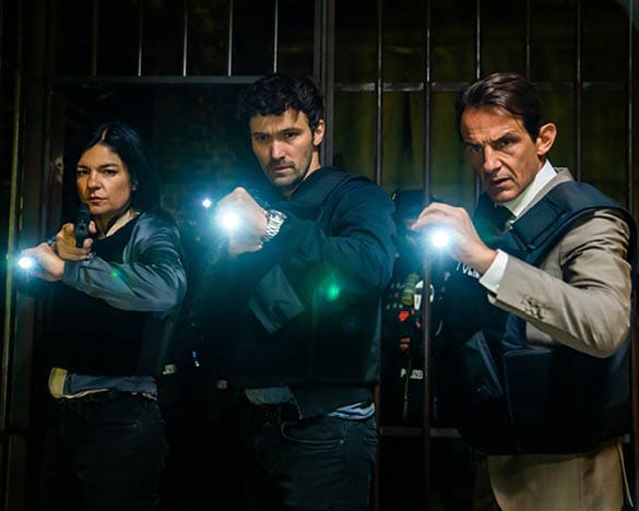 Kommen Mina (Jasmin Tabatabai, l ), Alex (Aleksandar Radenkovi , M ) und Radek (Hans-Werner Meyer, r ) noch rechtzeitig, um eine Katastrophe zu verhindern und die drei Gefangenen lebend zu befreien 