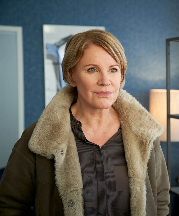 Marie Brand (Mariele Millowitsch, l ) befragt die ƒrztin Dr  Lisa Dreier (Isabella Bartdorff, r ) zu ihrem toten Patienten  Dr  Dreier behauptet, dass Stefan nie gedopt habe 