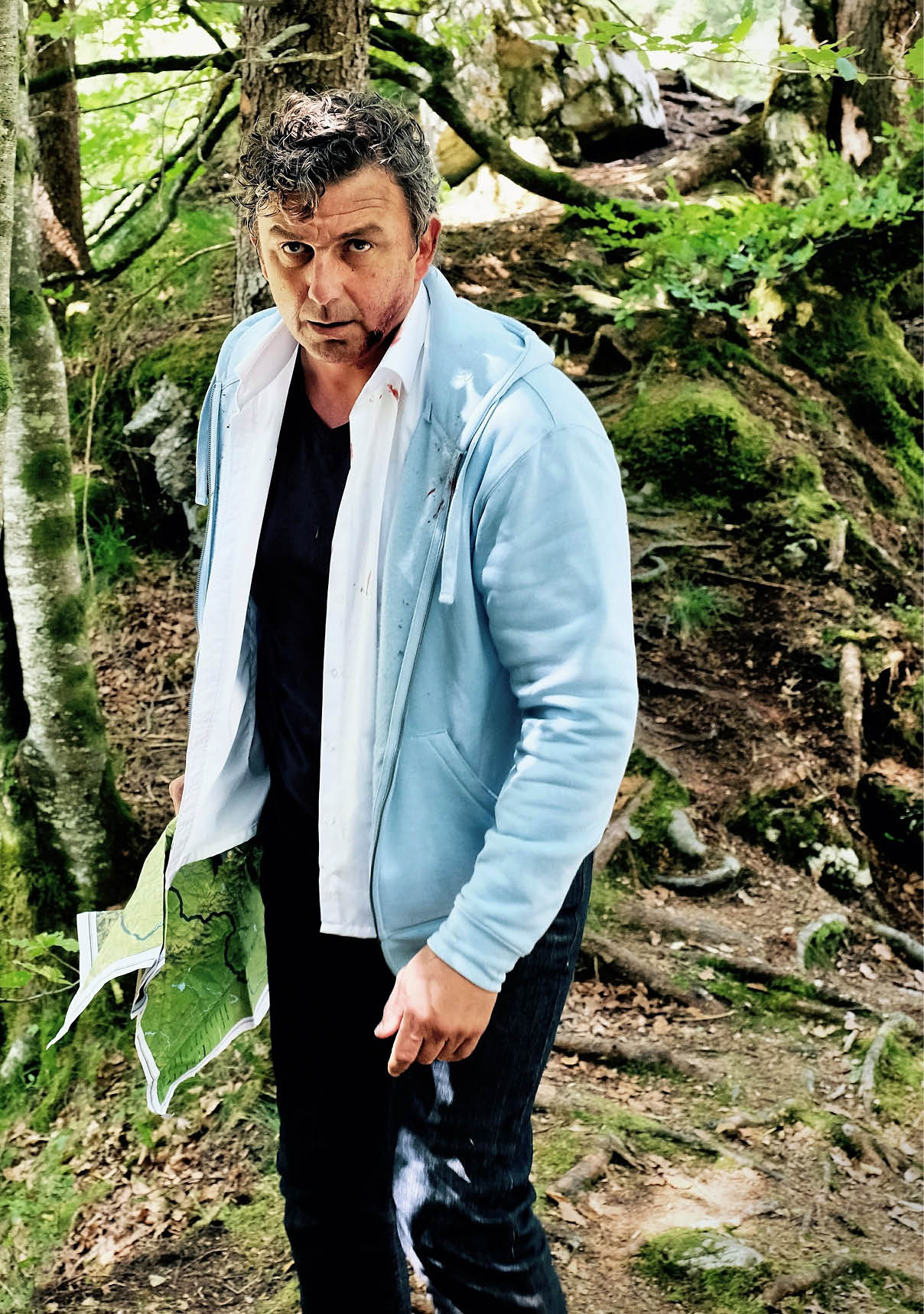 Auf seiner Suche nach dem Kronzeugen Georg Wendt muss Rechtsanwalt Klaus Burg (Hans Sigl) durch ein schwer zug ngliches Waldgebiet 