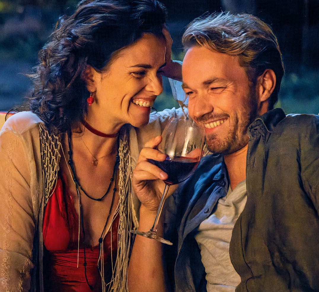 Smilla (Maxine Kazis) hat sich Hals  ber Kopf in Love (Max Woelky) verguckt  Bei einem Abendessen versucht sie, ihn mit Wein abzuf llen und zu verf hren 