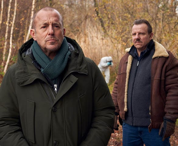 Von links: F r Ingo Thiel (Heino Ferch) und Winni (Ronald Kukulies) wird es zur traurigen Gewissheit: die 14-j hrige Nele ist einem Verbrechen zum Opfer gefallen 
