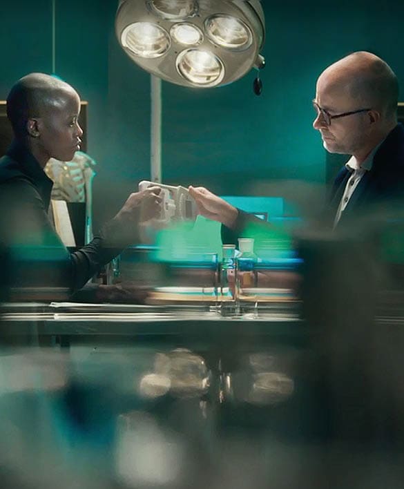 Wie kräftig sind Frauenhände  Florence Kasumba testet mit dem Rechtsmediziner Knut Albecht, ob eine Frau die notwendige Kraft aufgebracht hätte, um Rosemarie Nitribitt zu erwürgen 