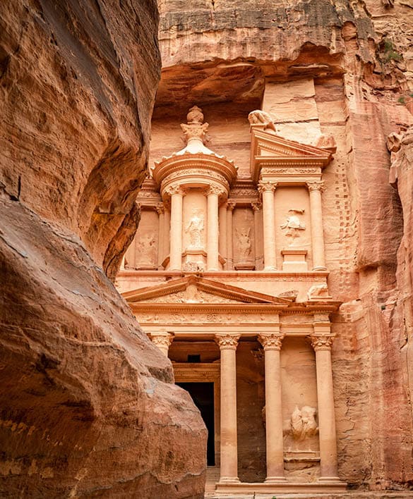 Petra war die Hauptstadt der Nabat er und liegt in einem  weiten Talkessel im Bergland von Edom 