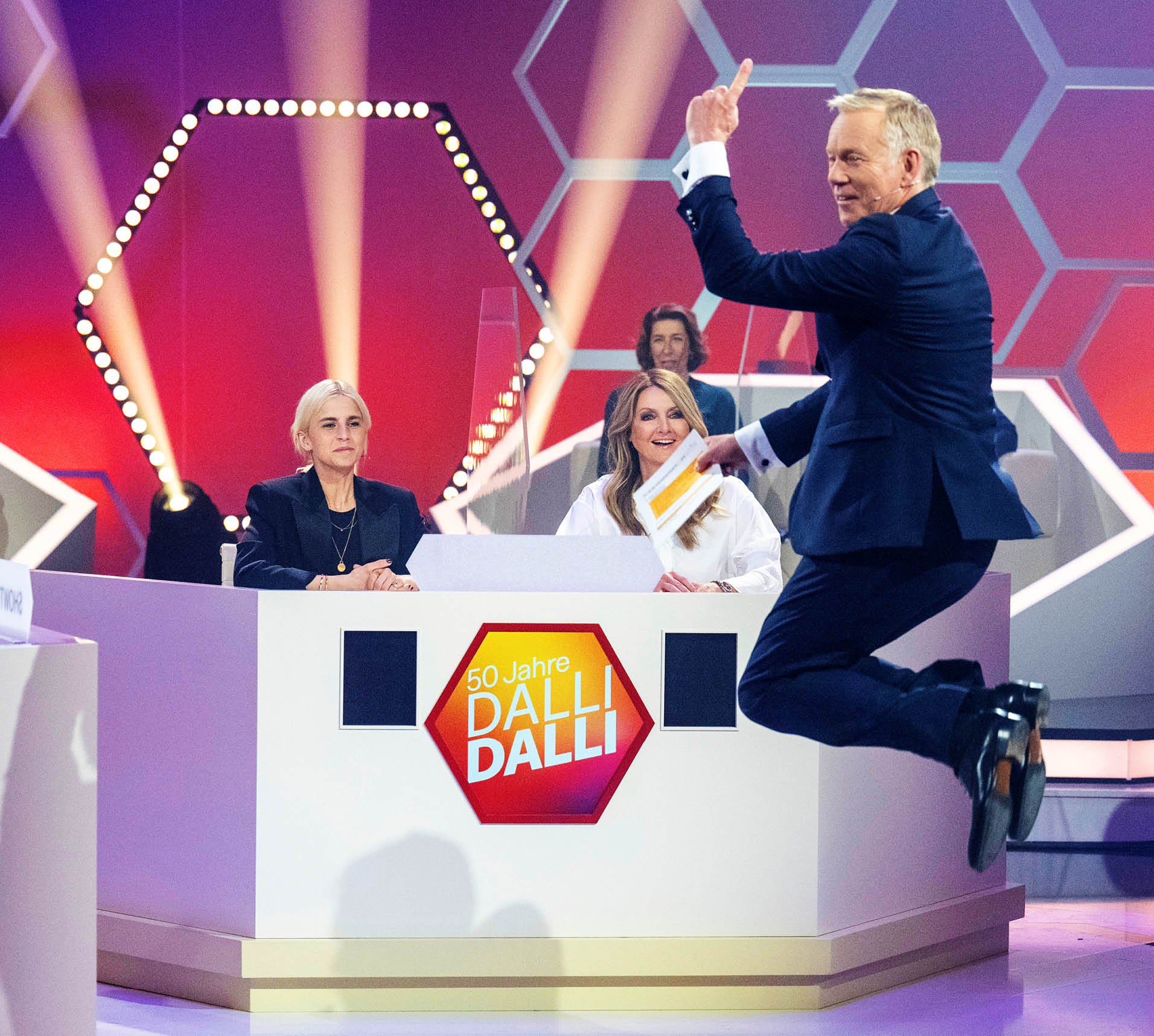 Michael Mittermeier, Adele Neuhauser, Caro Daur, Frauke Ludowig und Johannes B  Kerner im Studio 