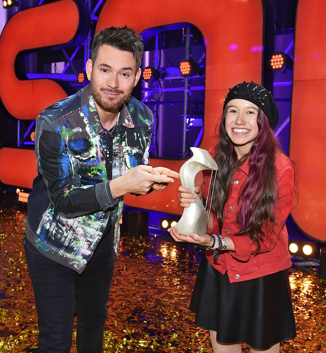 Musikpate Johannes Strate freut sich mit der strahlenden Gewinnerin von  Dein Song 2021  Sarah 