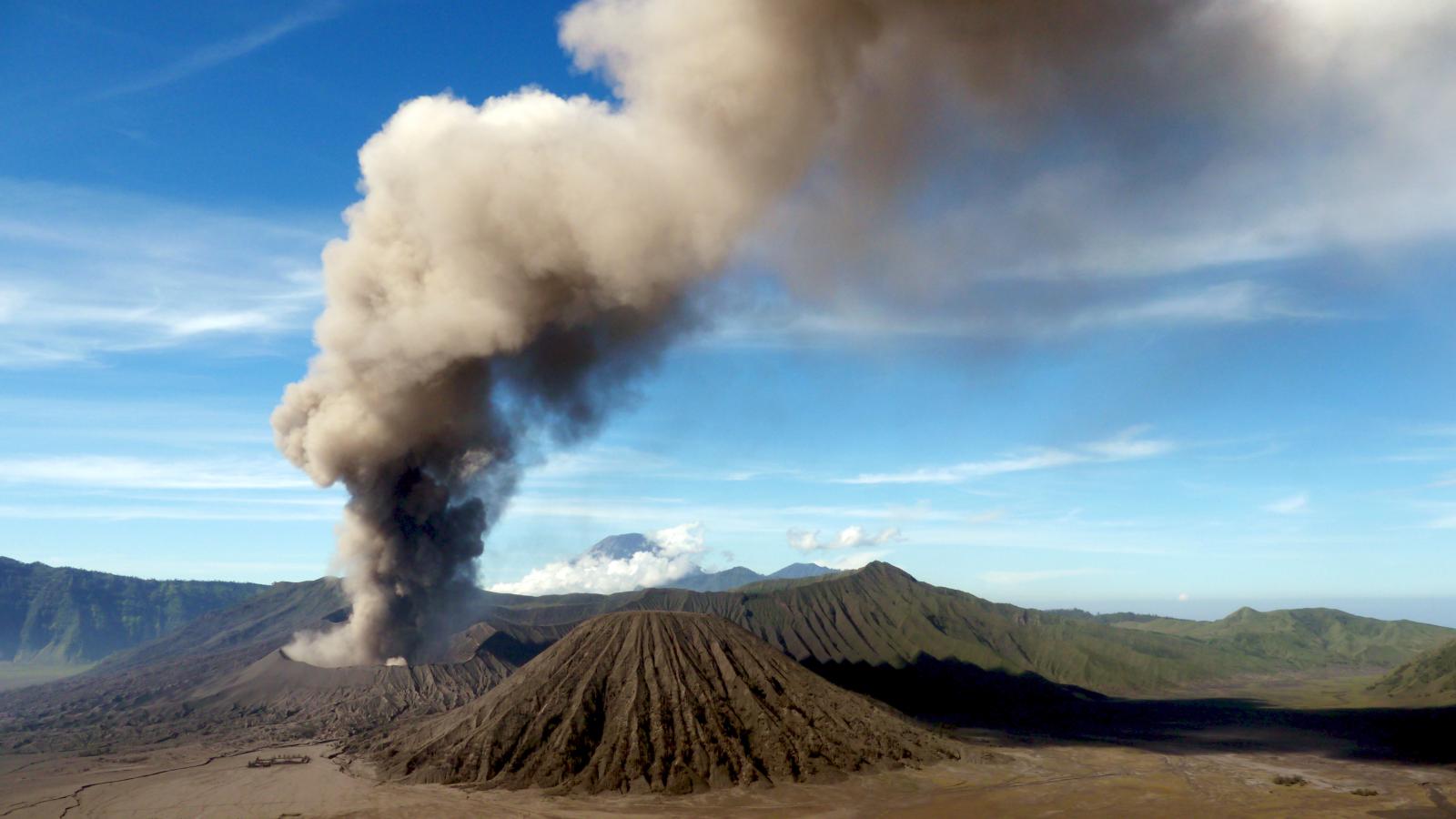  Volcanoes (Episode 1)