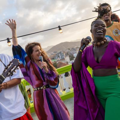 Yvonne Catterfeld performt gemeinsam mit den local Artists Fattú Djakité und DIEG