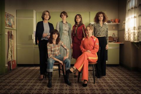 Ku'damm 77: Caterina Schöllack (Claudia Michelsen), Friederike von Boost (Marie Louise Albertine Becker), Helga von Boost (Maria Ehrich), Monika Schöllack (Sonja Gerhardt), Dorli Schöllack (Carlotta Bähre), Eva Fassbender (Emilia Schüle)