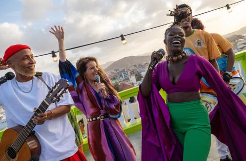 Yvonne Catterfeld performs alongside local artists Fattú Djakité and DIEG.